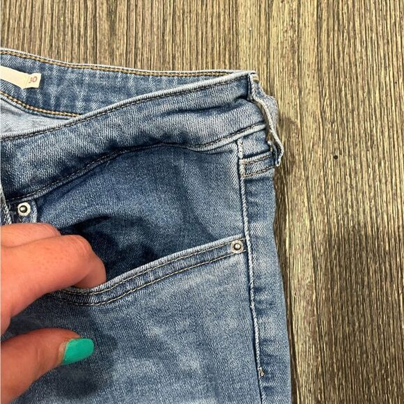 Levi's Womens 711 Skinny Jeans Mid Rise Distressed Denim Light Wash Blue Size 30 - Picture 4 of 12